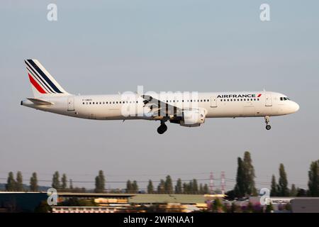 Paris, Frankreich - 18. April 2015: Air France Passagierflugzeug am Flughafen. Flugreisen planen. Luftfahrt und Flugzeuge. Luftverkehr. Globale Internatio Stockfoto