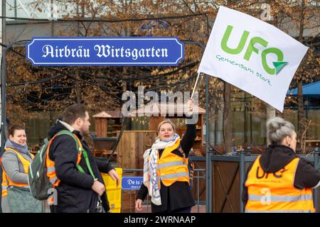 Streik der Flugbegleiter Gewerkschaft UFO am Flughafen München Demonstrationszug und Kundgebung der UFO Gewerkschaftsmitglieder im Munic Airport Center MAC zwischen den beiden Terminals am Flughafen MUC. Die Gewerkschaft des Kabinenpersonals streikt am 13.03.2024 am Münchener Franz-Josef-Strauß Flughafen von 4 Uhr bis 23 Uhr bei den Fluggesellschaften Lufthansa und Lufthansa CityLine. UFO fordert im Kern 15 Prozent mehr Gehalt und einen Tarifvertrag, der rückwirkend für 18 Monate gelten soll. Flughafen München Bayern Deutschland *** Streik der Flugbegleiter union UFO am Flughafen München dem Stockfoto