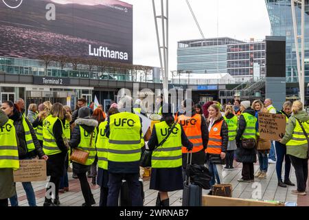 Streik der Flugbegleiter Gewerkschaft UFO am Flughafen München Demonstrationszug und Kundgebung der UFO Gewerkschaftsmitglieder im Munic Airport Center MAC zwischen den beiden Terminals am Flughafen MUC. Die Gewerkschaft des Kabinenpersonals streikt am 13.03.2024 am Münchener Franz-Josef-Strauß Flughafen von 4 Uhr bis 23 Uhr bei den Fluggesellschaften Lufthansa und Lufthansa CityLine. UFO fordert im Kern 15 Prozent mehr Gehalt und einen Tarifvertrag, der rückwirkend für 18 Monate gelten soll. Flughafen München Bayern Deutschland *** Streik der Flugbegleiter union UFO am Flughafen München dem Stockfoto