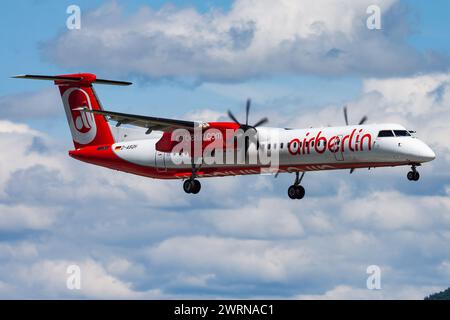 Salzburg, Österreich - 20. Mai 2013: Air Berlin Passagierflugzeug am Flughafen. Flugreisen planen. Luftfahrt und Flugzeuge. Luftverkehr. Weltweit international Stockfoto