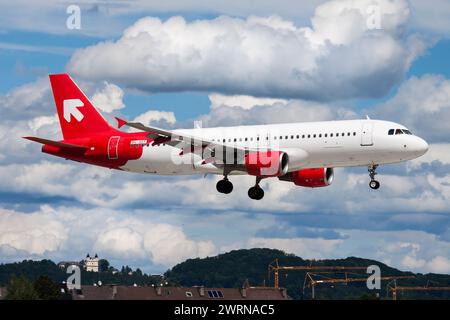 Salzburg, Österreich - 20. Mai 2013: Air Malta Passagierflugzeug am Flughafen. Planen Sie die Flugreise. Luftfahrt und Luftfahrt. Luftverkehr. Global international Stockfoto