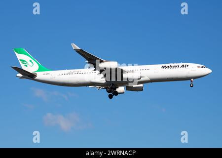 Istanbul/Türkei - 29. März 2019: Mahan Air Airbus A340-300 EP-MMC Passagierflugzeug landet am Flughafen Istanbul Atatürk Stockfoto