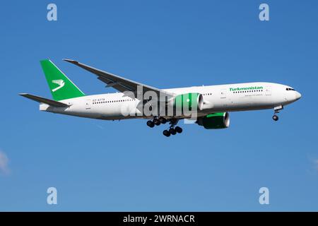 Istanbul/Türkei - 29. März 2019: Turkmenistan Airlines Boeing 777-200EZ-A 779 PKW Flugzeug Ankunft und der Landung am Flughafen Istanbul Atatürk Stockfoto