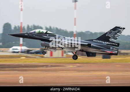 FAIRFORD / VEREINIGTES KÖNIGREICH - 12. JULI 2018: Belgisch Air Force Sonderlackierung Lockheed F-16AM im Kampf gegen Falcon FA-101 Kampfjet Ankunft und Landung Stockfoto