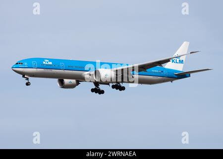 Amsterdam, Niederlande - 12. April 2015: KLM Passagierflugzeug am Flughafen. Planen Sie die Flugreise. Luftfahrt und Luftfahrt. Luftverkehr. Internationales Internat Stockfoto