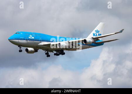 Amsterdam / Niederlande - 14. August 2014: KLM Royal Dutch Airlines Boeing 747-400 PH-BFR Passagierflugzeug Ankunft und Landung bei Amsterdam Schipol Air Stockfoto