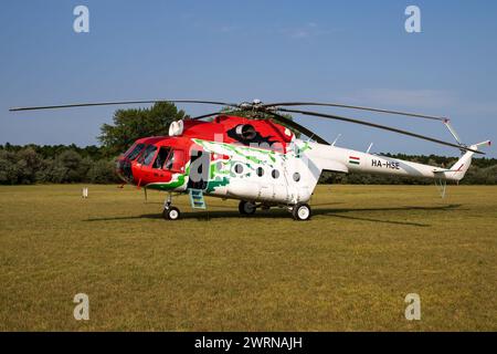 Siofok, Ungarn - 23. Juli 2016: Kommerzieller Hubschrauber auf Flughafen und Flugplatz. Rotorcraft. Allgemeine Luftfahrtindustrie. Transport von öffentlichen Versorgungsunternehmen. A Stockfoto