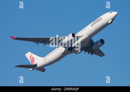 Hongkong/China - 1. Dezember 2013: Dragonair Airbus A330-300 B-HYQ Passagierflugzeug startet am Hong Kong Chek Lap Kok Airport Stockfoto