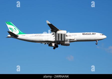 Istanbul/Türkei - 29. März 2019: Mahan Air Airbus A340-300 EP-MMC Passagierflugzeug landet am Flughafen Istanbul Atatürk Stockfoto