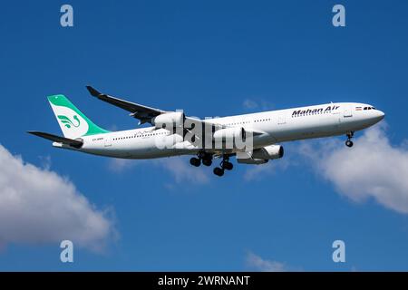 Istanbul/Türkei - 29. März 2019: Passagierflugzeug des Mahan Air Airbus A340-300 EP-MMB landet am Flughafen Istanbul Atatürk Stockfoto