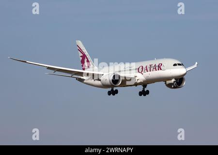 Budapest, Ungarn - 17. Oktober 2021: Qatar Airways Boeing 787-8 Dreamliner Passagierflugzeug am Flughafen. Luftfahrt und Luftfahrt. Luftverkehr und trave Stockfoto