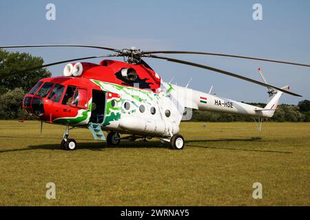 Siofok, Ungarn - 23. Juli 2016: Kommerzieller Hubschrauber auf Flughafen und Flugplatz. Rotorcraft. Allgemeine Luftfahrtindustrie. Transport von öffentlichen Versorgungsunternehmen. A Stockfoto