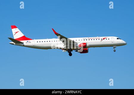 Wien, Österreich - 13. Mai 2018: Austrian Airlines Embraer ERJ-195 OE-LWD Passagierflugzeug Ankunft und Landung am Flughafen Wien Stockfoto