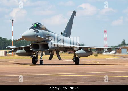 FAIRFORD/DEUTSCHLAND - vom 12. Juli 2018: die Royal Air Force Eurofighter Typhoon ZK 328 fighter Jet aircraft Ankunft und Rollen für RIAT Royal Internati Stockfoto