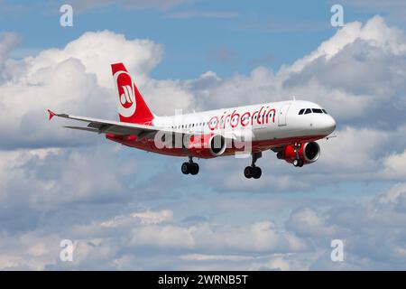 Salzburg, Österreich - 20. Mai 2013: Air Berlin Passagierflugzeug am Flughafen. Flugreisen planen. Luftfahrt und Flugzeuge. Luftverkehr. Weltweit international Stockfoto