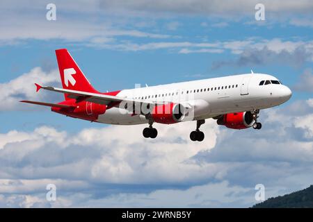 Salzburg, Österreich - 20. Mai 2013: Air Malta Passagierflugzeug am Flughafen. Planen Sie die Flugreise. Luftfahrt und Luftfahrt. Luftverkehr. Global international Stockfoto