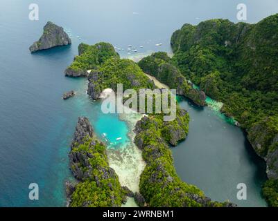 Blick von oben auf die kleine Lagune und die große Lagune auf Miniloc Island. El Nido, Palawan. Philippinen. Stockfoto