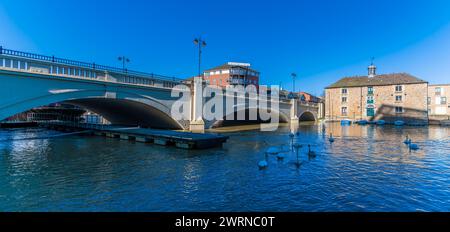 Blick über den Fluss Nene neben der Straßenbrücke im Zentrum von Peterborough, Großbritannien an einem hellen sonnigen Tag Stockfoto