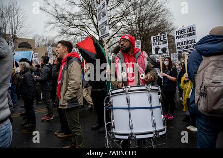 Washington, USA. März 2024. Mann sah Trommeln während des Protests pro-Palästina. Pro-palästinensische Demonstranten versammelten sich vor der israelischen Botschaft in den Vereinigten Staaten, wo sich Aaron Bushnell vor einer Woche selbst verbrennt hat. Danach ging der marsch zum Haus des israelischen Botschafters. (Credit Image: © Maria Giulia/SOPA Images via ZUMA Press Wire) NUR REDAKTIONELLE VERWENDUNG! Nicht für kommerzielle ZWECKE! Stockfoto