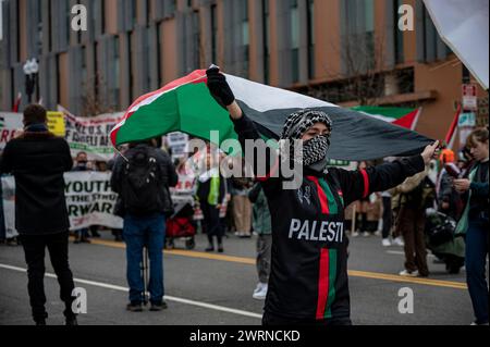 Washington, USA. März 2024. Das junge Mädchen hebt während der Demonstration eine palästinensische Flagge. Pro-palästinensische Demonstranten versammelten sich vor der israelischen Botschaft in den Vereinigten Staaten, wo sich Aaron Bushnell vor einer Woche selbst verbrennt hat. Danach ging der marsch zum Haus des israelischen Botschafters. (Credit Image: © Maria Giulia/SOPA Images via ZUMA Press Wire) NUR REDAKTIONELLE VERWENDUNG! Nicht für kommerzielle ZWECKE! Stockfoto