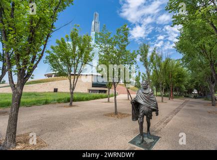 Die Bronzestatue von Mahatma Gandhi mit einem Gewicht von 500 kg, die 2010 enthüllt wurde, am Eingang des Kanadischen Museums für Menschenrechte in Winnipeg, Manitoba, Stockfoto