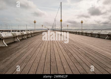 Torquay Princess Pier Boardwalk an einem bewölkten Tag im Frühjahr. Devon, England, Großbritannien. Stockfoto