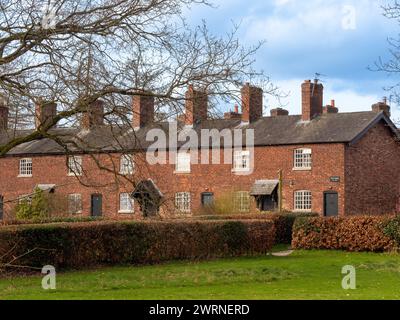 Eine Reihe traditioneller Hütten im Dorf Styal. Wilmslow, Cheshire, Großbritannien Stockfoto