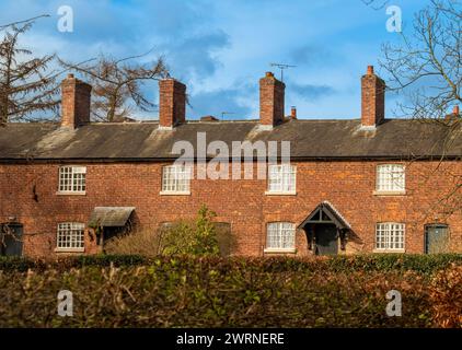 Eine Reihe traditioneller Hütten im Dorf Styal. Wilmslow, Cheshire, Großbritannien Stockfoto