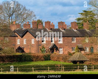 Eine Reihe traditioneller Hütten im Dorf Styal. Wilmslow, Cheshire, Großbritannien Stockfoto