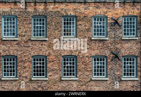 Außenfassade des Quarry Bank Mill in Styal, Cheshire, Großbritannien Stockfoto