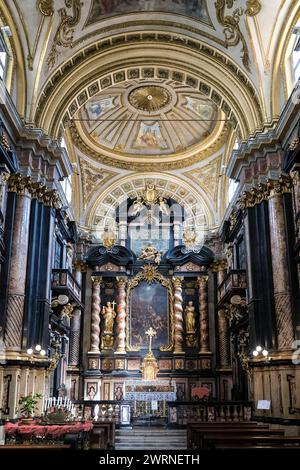 Im Inneren der Basilika Corpus Domini, eine katholische Kirche zum Gedenken an das eucharistische Wunder von 1453 während des Savoyen-Dauphin-Konflikts, mit einschiffigem Schiff Stockfoto