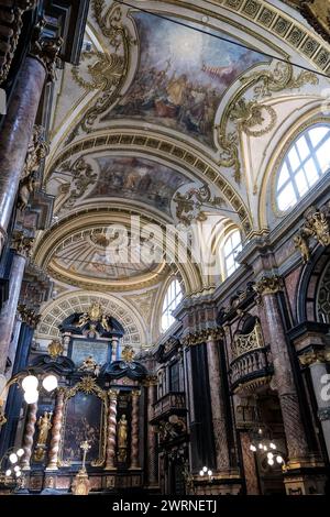 Im Inneren der Basilika Corpus Domini, eine katholische Kirche zum Gedenken an das eucharistische Wunder von 1453 während des Savoyen-Dauphin-Konflikts, mit einschiffigem Schiff Stockfoto