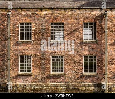 Außenfassade des Quarry Bank Mill in Styal, Cheshire, Großbritannien Stockfoto