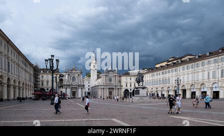 Blick auf die Piazza San Carlo, einen zentralen Platz, der für seine barocke Architektur, seine unverwechselbaren Wahrzeichen und die umliegenden 1638 entworfenen Säle bekannt ist, Turin, Stockfoto