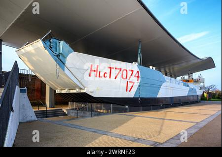 LCT 7074 ist ein restauriertes Landungsschiff aus dem 2. Weltkrieg, das im D-Day Museum in Portsmouth ausgestellt wird. Sie nahm 1944 an den Landungen des D-Day in der Normandie Teil. Stockfoto