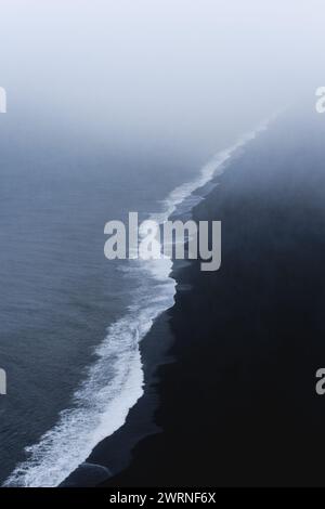 Luftaufnahme und stimmungsvoller Blick auf den Reynisfjara Black Beach von Vik, Island Stockfoto