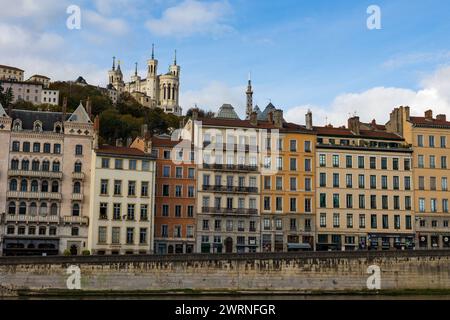 Basilique Notre-Dame-de-Fourvière, dominant les immeubles colorés des bord de Saône Stockfoto
