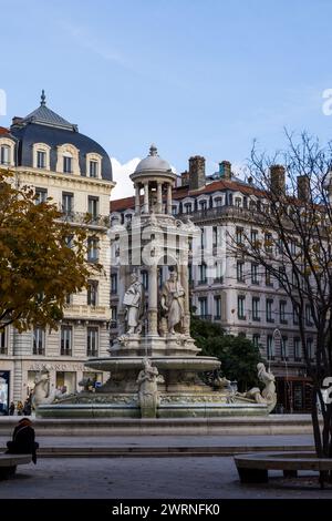 Place des Jacobins et sa fontaine à Lyon, dans le quartier de la Presqu’île Stockfoto