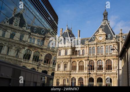 Reflet du Palais de la Bourse de Lyon sur le nouveau Grand Basar Stockfoto