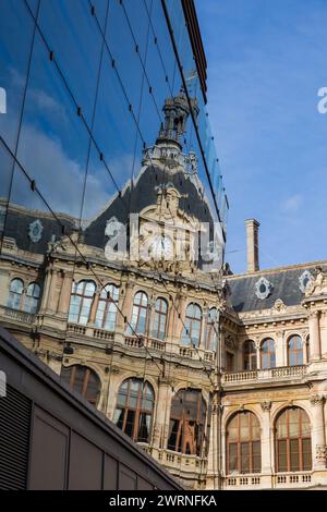 Reflet du Palais de la Bourse de Lyon sur le nouveau Grand Basar Stockfoto