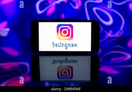 In dieser Fotoabbildung wird ein Instagram-Logo auf dem Bildschirm eines Mobiltelefons angezeigt. Stockfoto