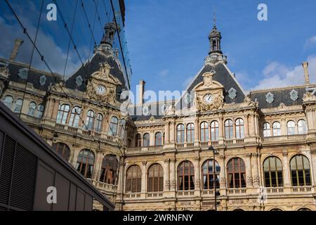 Reflet du Palais de la Bourse de Lyon sur le nouveau Grand Basar Stockfoto