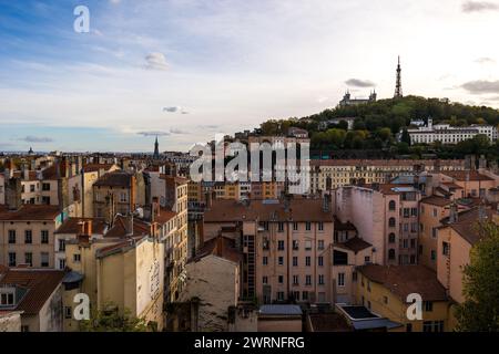 Colline de Fourvière avec sa basilique et sa Tour métallique depuis la Place Rouville, dans le Quartier de la Croix-Rousse à Lyon Stockfoto