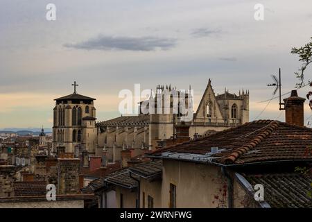 Cathédrale Saint-Jean-Baptiste de Lyon depuis l’escalier de Montée de Chazeaux Stockfoto