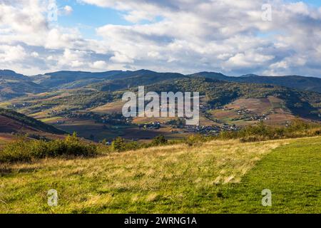 Panorama sur les monts et les vignes du Beaujolais depuis les flancs du Mont Brouilly Stockfoto