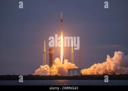 Cape Canaveral, Vereinigte Staaten von Amerika. März 2024. Am 10. März 2024 in Cape Canaveral, Florida, startet eine Rakete der SpaceX Falcon 9 mit 23 Starlink-Kommunikationssatelliten vom Launch Complex 40 auf der Cape Canaveral Space Force Station. Die Rakete führte die 6-43-Mission erfolgreich in die Erdumlaufbahn. Quelle: Joshua Conti/US Space Force/Alamy Live News Stockfoto