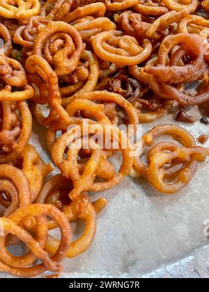 Jalebi ist ein beliebter süßer Snack in Südasien, dem Nahen Osten, Afrika und Mauritius. Dieses Foto wurde aus Bangladesch aufgenommen. Stockfoto