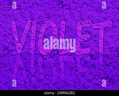 Violetter Hintergrund, natürlicher violetter Farbton von oben. Platz für Text. Farbenfroher Hintergrund. Stockfoto