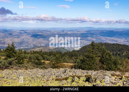 Panorama en automne sur le parc naturel régional du Pilat depuis la Crêt de la Perdrix, Höhepunkt à 1432 m Höhe Stockfoto