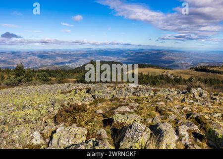 Panorama en automne sur le parc naturel régional du Pilat depuis la Crêt de la Perdrix, Höhepunkt à 1432 m Höhe Stockfoto